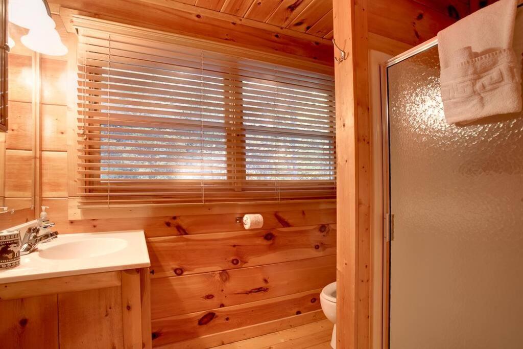 Brave Eagle Cabin Sevierville Bilik gambar